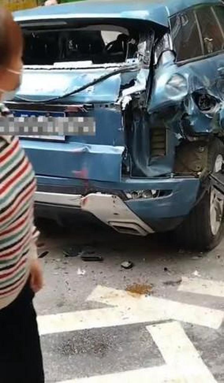 违停车堵消防车被掀,违停车堵消防车被掀翻